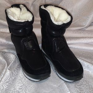 Moon-boot style boots - US 7